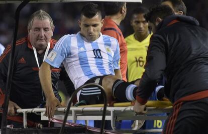 Sergio Agüero se retira lesionado en el comienzo del partido este jueves en Buenos Aires contra Ecuador.