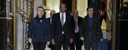 El 'lehendakari', Íñigo Urkullu, junto con los miembros de la denominada Comisión Internacional de Verificación (CIV), este domingo en Madrid.