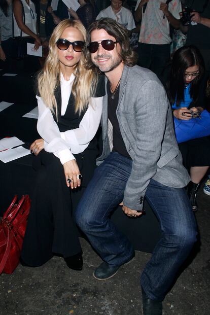 La pareja que posa unida permanece unida: Rachel Zoe y su marido Rodger Berman, en la primera fila de Prabal Gurung.