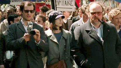 Louis Garrel, como Jean-Luc Godard, y Stacy Martin, como Anne Wiazemsky, en 'Mal genio'.