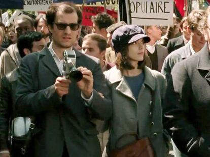 Louis Garrel, como Jean-Luc Godard, y Stacy Martin, como Anne Wiazemsky, en 'Mal genio'.