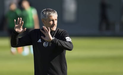 Quique Setién, durante un entrenamiento del Betis.