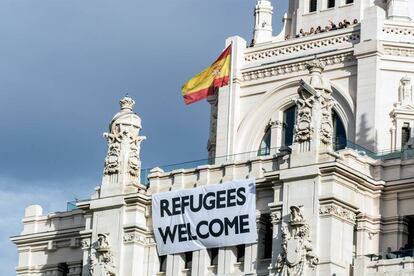 Pancarta en el ayuntamiento de Madrid dando la bienvenida a los refugiados.