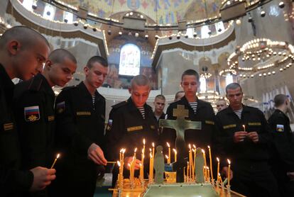 Marinos rusos recuerdan a los 14 militares fallecidos en el incendio de este lunes de un submarino ruso, en la catedral naval de San Nicolás de Kronstadt (Rusia), el 4 de julio de 2019. El accidente se produjo en un sumergible destinado a la investigación del fondo marino, en el mar de Barents, causando la muerte de los tripulantes a consecuencia de los gases tóxicos provocados por el fuego posteriormente extinguido.