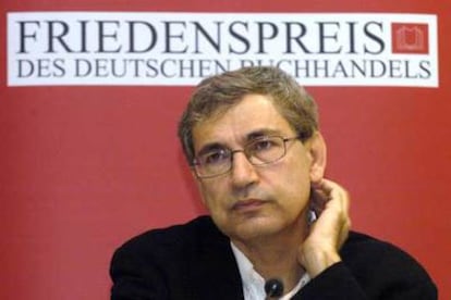 Orhan Pamuk, durante la rueda de prensa celebrada ayer en Francfort.