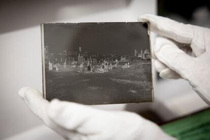 Una placa de cristal con una escena del Campo del Sur, junto a la Catedral de Cádiz, incluida en la colección donada por Rafael Garófano al Archivo Histórico Provincial de Cádiz.