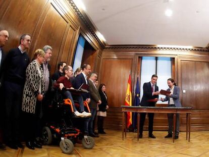 Pedro Sánchez y Pablo Iglesias firman el acuerdo programático del futuro Gobierno de coalición, el 30 de diciembre.