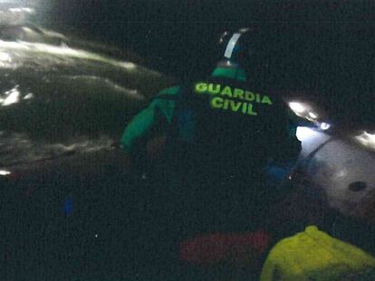 Fotograma extraído del vídeo que grabo un guardia civil instantes antes de que él y sus compañeros fueran embestidos por una narcolancha en el puerto de Barbate el pasado febrero.