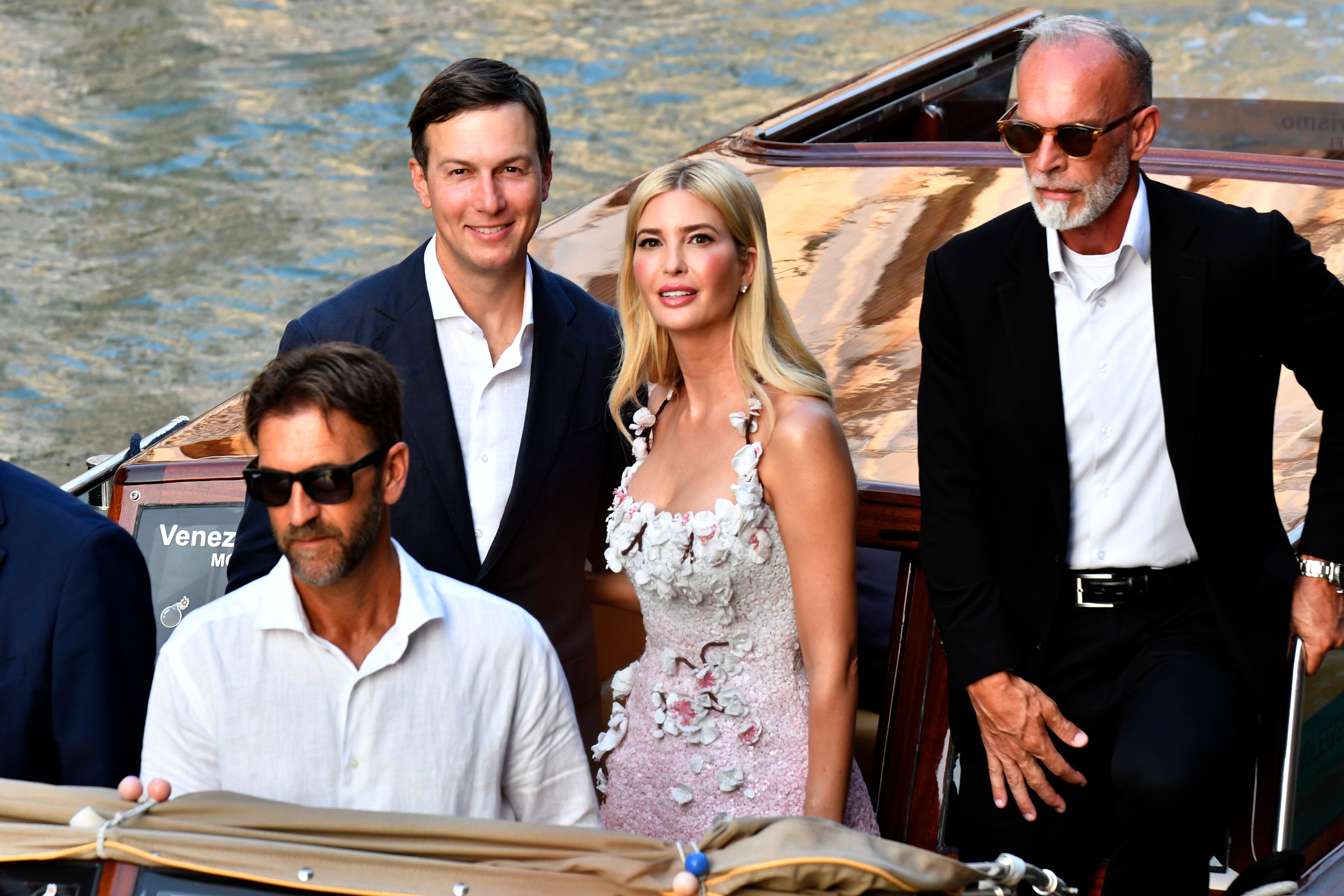 Jeff Bezos y Lauren Sanchez se casan hoy en la isla de San Giorgio y bailarán sobre el agua de Venecia 6 Ivanka Trump, la hija del actual presidente estadounidense Donald Trump, y su marido, Jared Kushner (a su izquierda), el jueves 26 de junio en Venecia. La ciudad italiana ha mostrado su rechazo a la celebración de una boda que considera un decorado para ricos.