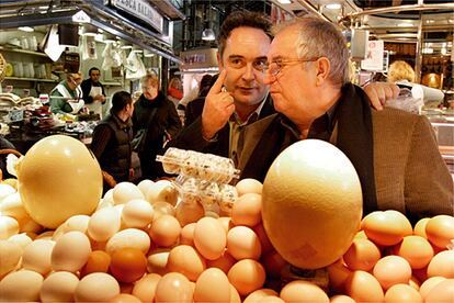 Ferran Adrià y Juan Mari Arzak intercambian opiniones ante el puesto de huevos del famoso mercado de La Boquería barcelonés.
