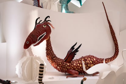 Los alebrijes son animales fantásticos conformados por partes de diferentes especies, de colores vivos y llenos de figuras y patrones típicos de la artesanía mexicana. 