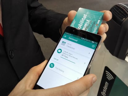 El sistema de billete digital de la T-Mobilitat debe facilitar el uso del transporte público.