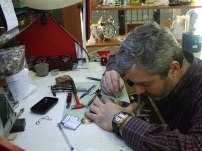 El relojero Pablo Rodr&iacute;guez trabaja en su taller del pasaje de Carretas. 