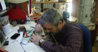 El relojero Pablo Rodríguez trabaja en su taller del pasaje de Carretas.
