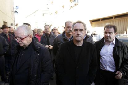 De izquierda a derecha, Arzak, Subijana, Adrià y Berasategi, de camino a la capilla ardiente de Santamaría.