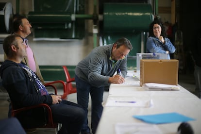 Varias personas ejercen su derecho a voto en la mesa electoral de Cendoi, que es la última de la provincia de Lugo situada en un establecimiento.