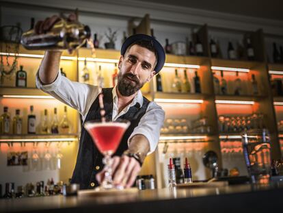Un ‘barman’ prepara un cóctel.