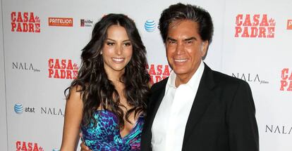 El Puma y su hija, la actriz Génesis Rodríguez, en el estreno en Los Ángeles de la película 'Casa de mi padre' en 2012.