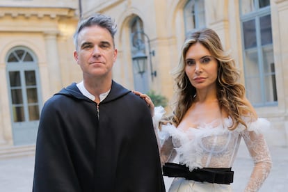 El cantante y excomponente de Take That Robbie Williams y quien es su esposa desde 2010, Ayda Field, se convirtieron en padres de su cuarto hijo, un niño llamado Beau Benedict Enthoven, en febrero de 2020 a través de un vientre de alquiler. La pareja ya tenía una niña, Theodora (nacida en septiembre de 2012), un niño, Charlie (en octubre de 2014) y otra niña, Coco (en septiembre de 2018), esta última también nacida por un vientre de alquiler.