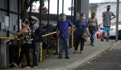 Los residentes de una barriada empobrecida de San José, Costa Rica, hacen cola para lavarse las manos y ser sometidos a un test de covid-19 el pasado 7 de julio.