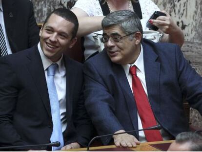 El portavoz de Aurora Dorada, Kasidiaris, y el secretario general, Mijaloliakos, en el Parlamento griego en 2012.