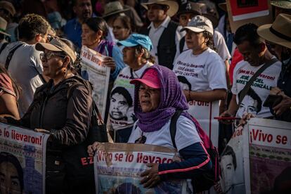 Familiares de los 43 estudiantes de Ayotzinapa marchan el 26 de septiembre en Ciudad de México.