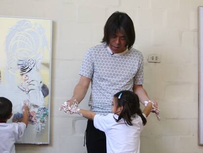 Katsuhiko Hibino anima a ni&ntilde;os a expresarse a trav&eacute;s del arte en Buenos Aires.