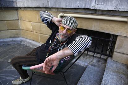 Enrique Villarreal, 'El Drogas', en la puerta del hotel María Cristina en San Sebastián, el 20 de septiembre. Un documental ilustra la carrera y la vida del músico, exlíder de Barricada que se proyecta durante el festival.