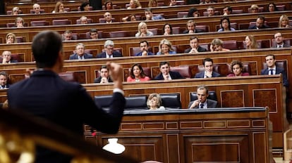 El presidente del Gobierno, Pedro Sánchez, se dirige a la bancada popular en el Congreso de los Diputados.