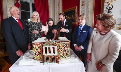 La familia real noruega, en Navidad. De izquierda a derecha el rey Haakon, las princesas Mette Marit e Ingrid Alexandra, los príncipes Haakon y Sverre Magnus y la reina Sonia.