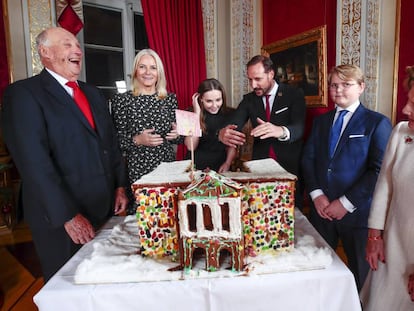 La familia real noruega, en Navidad. De izquierda a derecha el rey Haakon, las princesas Mette Marit e Ingrid Alexandra, los príncipes Haakon y Sverre Magnus y la reina Sonia.