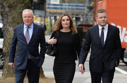 Chris Hutchenson, a la izquierda, suegro del chef Gordon Ramsya, junto a su hija Orlanda y su hijo Adam llegando al juzgado de Londres.