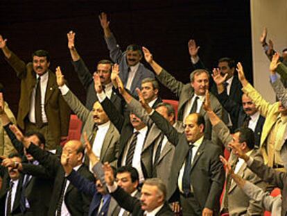 Los diputados de la ultraderecha turca votan en contra de la abolición de la pena de muerte y a favor de ahorcar al líder kurdo Abdalá Ocalan.