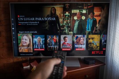 Una persona ve Netflix en su televisión.