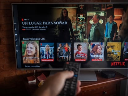 Una persona ve Netflix en su televisión.