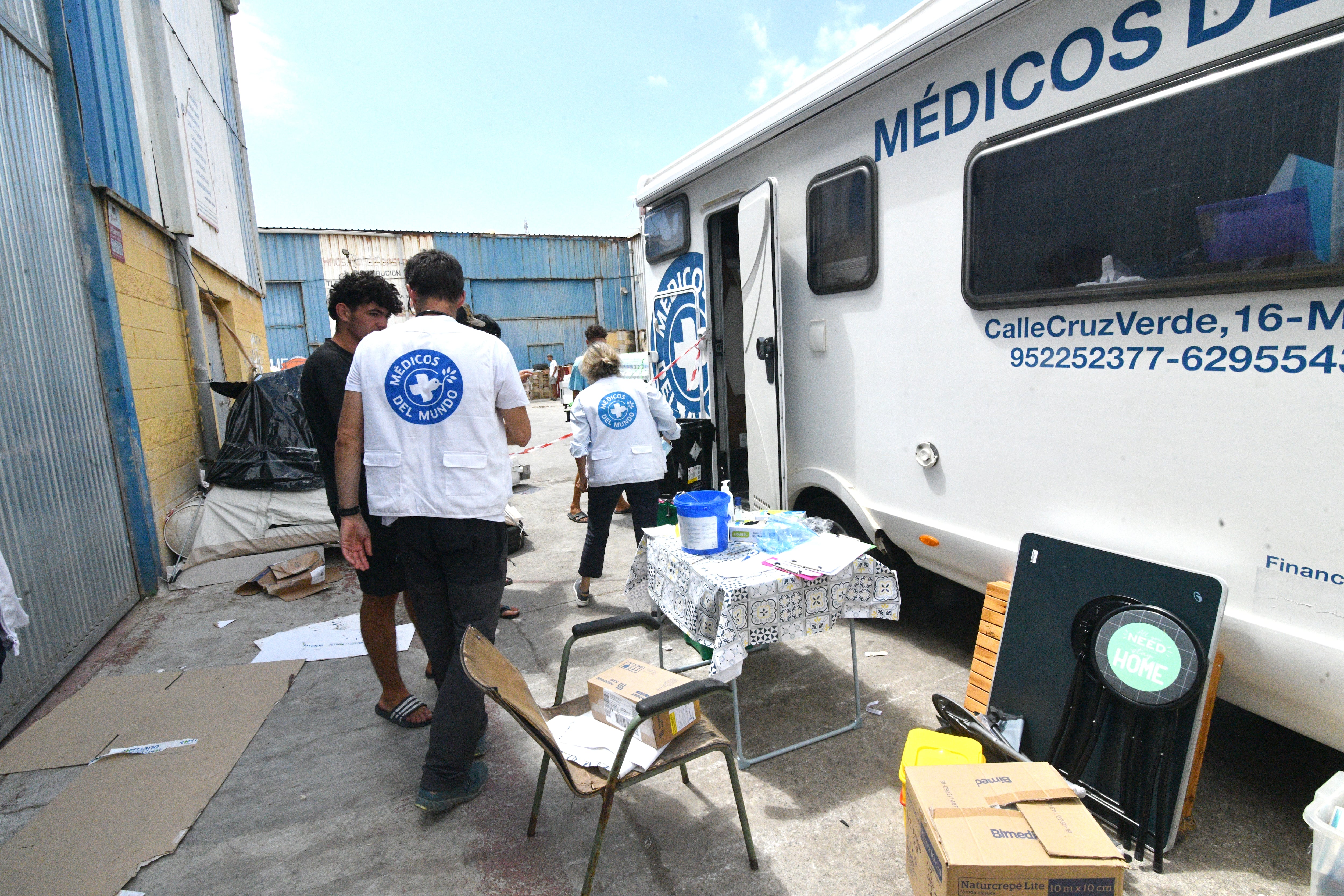 Caravana de Médicos del Mundo en El Tarajal que atiende a los inmigrantes que permanecen en el polígono.