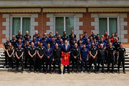 Felipe VI recibió ayer a la selección española de fútbol tras lograr el domingo el título de la Liga de Naciones de la UEFA en Róterdam ante Croacia, por penaltis. Durante el acto, los internacionales entregaron el trofeo al monarca y le obsequiaron con una camiseta del combinado con su nombre y el número 12 a la espalda. Por la tarde, los jugadores siguieron con las celebraciones y compartieron el título con los aficionados en un evento en el WiZink Center de Madrid.