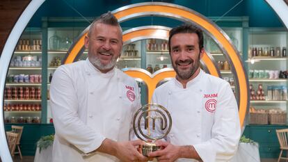 Miki Nadal (izquierda) y Juanma Castaño, posando con el trofeo de 'MasterChef Celebrity 2021'.