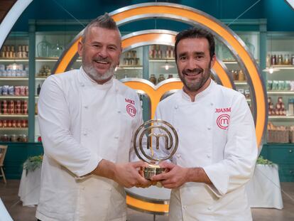 Miki Nadal (izquierda) y Juanma Castaño, posando con el trofeo de 'MasterChef Celebrity 2021'.