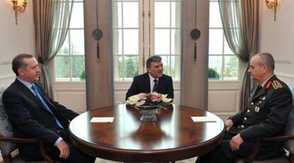 De izquierda a derecha, el primer ministro turco, Erdogan, el presidente Gül y el jefe de las Fuerzas Armadas, general Basbug, en Ankara.
ap
