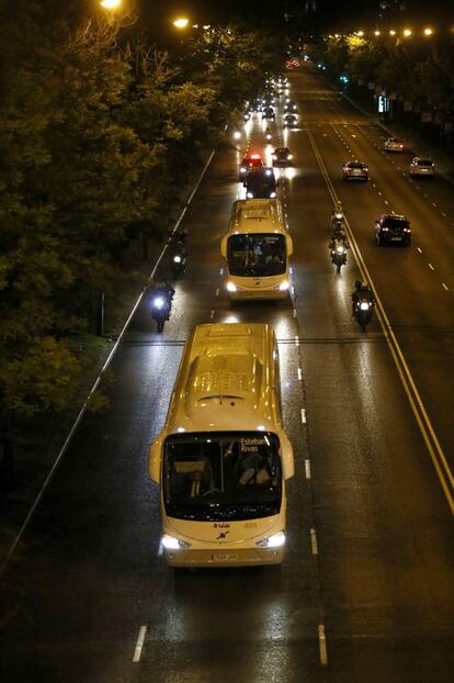 Comitiva del Real Madrid por el Paseo de la Castellano.