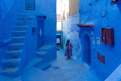 Una mujer por las azuladas calles de Chauen, o Chefchaouen, en Marruecos.