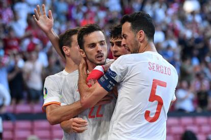 El jugador de España, Pablo Sarabia, celebra el gol del empate ante Croacia junto a algunos de sus compañeros.