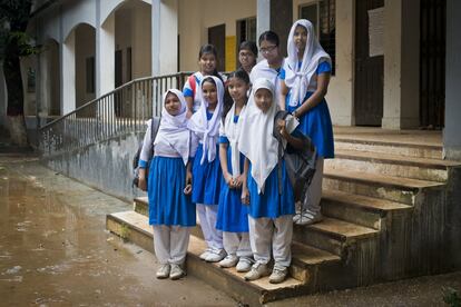 Este grupo de niñas de una escuela de Dacca forman parte del programa 'Youth for Championship' de Unicef en Bangladesh. En el marco de este proyecto, reciben formación e información contra el matrimonio infantil, prácticas saludables de higiene y en salud sexual y reproductiva. Convertidas en pequeñas lideresas, resueltas en su forma de desenvolverse y expresarse, se encargan de transmitir lo aprendido en su entorno.