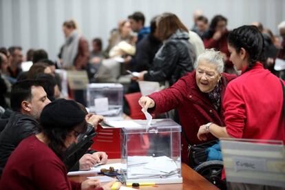 Una anciana vota en un centro electoral de Viladecans (Barcelona).