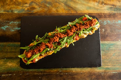Tosta de berenjena, pimiento, rúcula y tomate seco del restaurante vegano Santa y Pura, en Madrid.