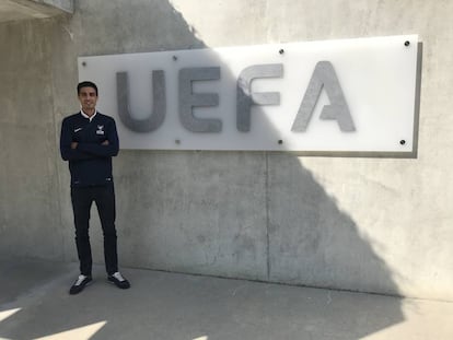 Joel González posa para EL PAIS en la sede da la UEFA.