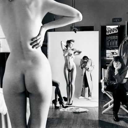 'Autorretrato con esposa y modelos', una de las fotos de Helmut Newton en la exposición de Barcelona.