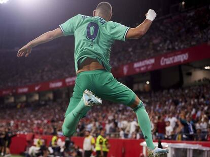 Benzema celebra su gol al Sevilla en el Pizjuán.