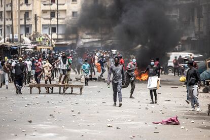 Manifestantes en Dakar el pasado 16 de marzo mientras el líder opositor, Ousmane Sonko, era llevado a declarar ante los tribunales.